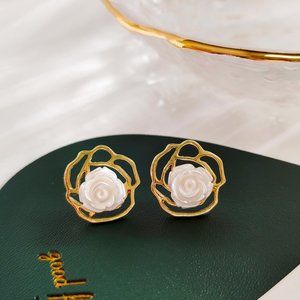 Vintage 925 Sterling Silver Earings with Flower Design Goden